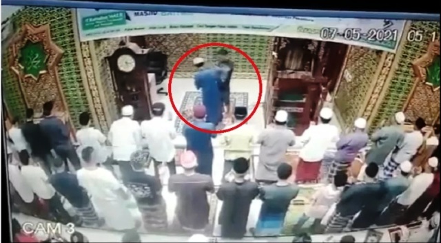 Viral!!! Imam Masjid Mendadak Ditampar Orang Tak Dikenal saat Pimpin Sholat