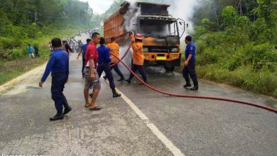 Tronton PT. Abadi Terbakar di Jalan Desa Trans Sungai Buluh