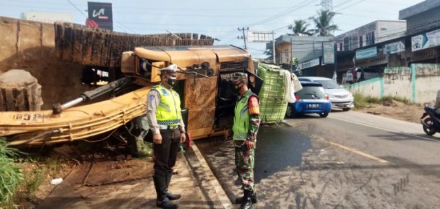 Fuso Bermuatan Ekskavator Terguling di Muaro Jambi