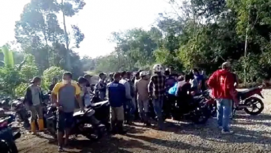 Aksi Damai Puluhan Warga Tabir di Halaman PT. Karunia Palma Agung Lestari