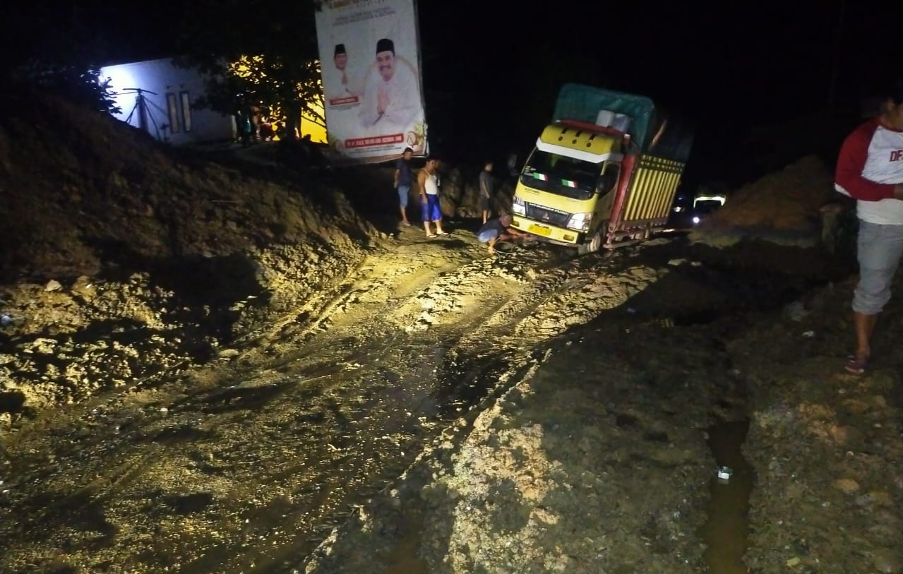 Sopir Dipalak Rp. 10 Ribu di Lokasi Longsor Muara Emat