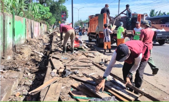 Lapak Liar di Simpang Rimbo Ditertibkan Tim Gabungan