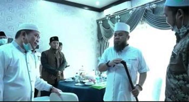 Al Haris Dapat Cinderamata Dari Helmi Hasan Wali Kota Bengkulu