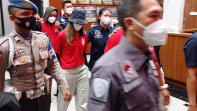 Nia Ramadhani dan Ardi Bakrie Berpakaian Baju Tahanan