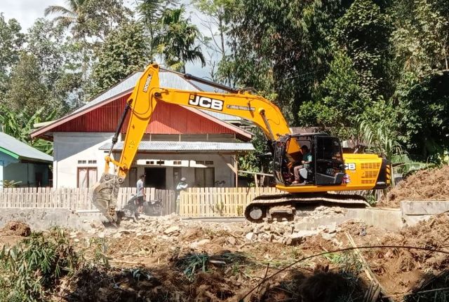 Baru 2 Tahun Dibangun, Tembok Penahan Banjir Koto Pudung Dibongkar