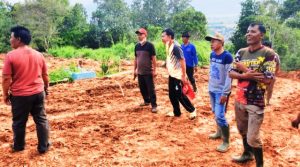 Luar Biasa, Boy Edwar Menjadi Operator Ekscavator Saat Membuka Akses Jalan TPU