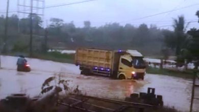 Curah Hujan Tinggi, Jalan di Depan Kampus UIN Mendalo Terendam Banjir
