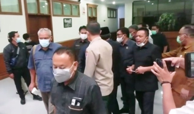 Beda Pendapat, Anggota DPRD Jambi Nyaris Baku Hantam