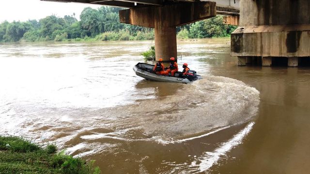 Nekat!!! Seorang Pemuda di Bungo Lompat ke Sungai Batang Tebo