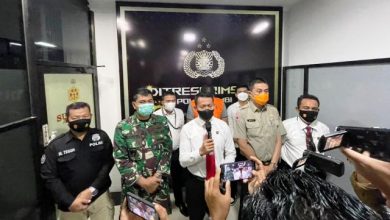 Pasca Kebakaran Sumur Minyak Ilegal di Areal PT AAS Seorang Oknum Polisi Diamankan Pasca Kebakaran Sumur Minyak Ilegal di Areal PT AAS Seorang Oknum Polisi Diamankan