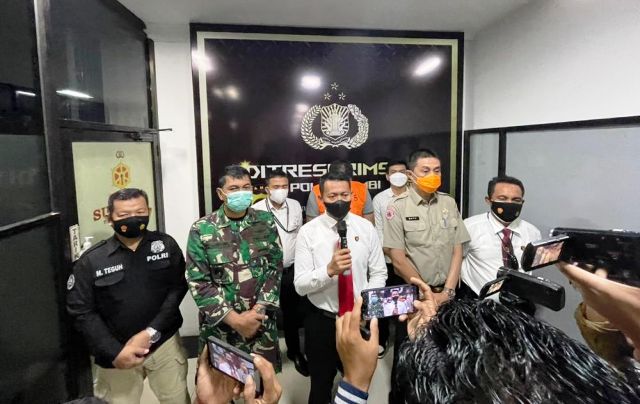 Pasca Kebakaran Sumur Minyak Ilegal di Areal PT AAS Seorang Oknum Polisi Diamankan