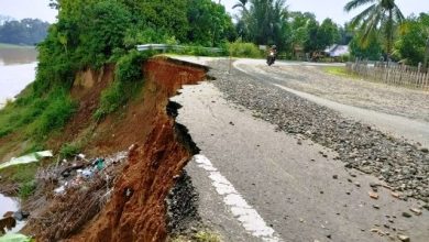 Ruas Badan Jalan Padang Lamo di Tebo Ambrol