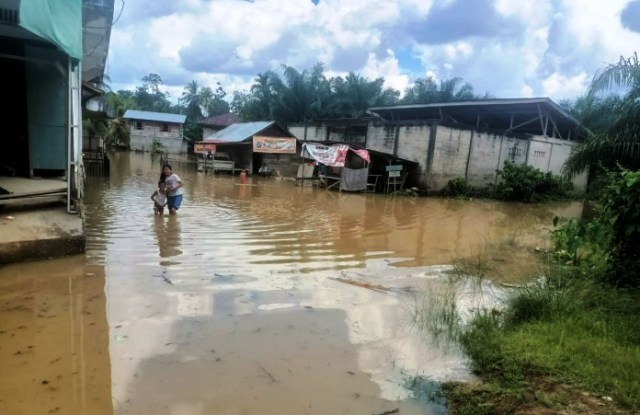 Rumah Warga Desa Rantau Limau Manis Dilanda Banjir