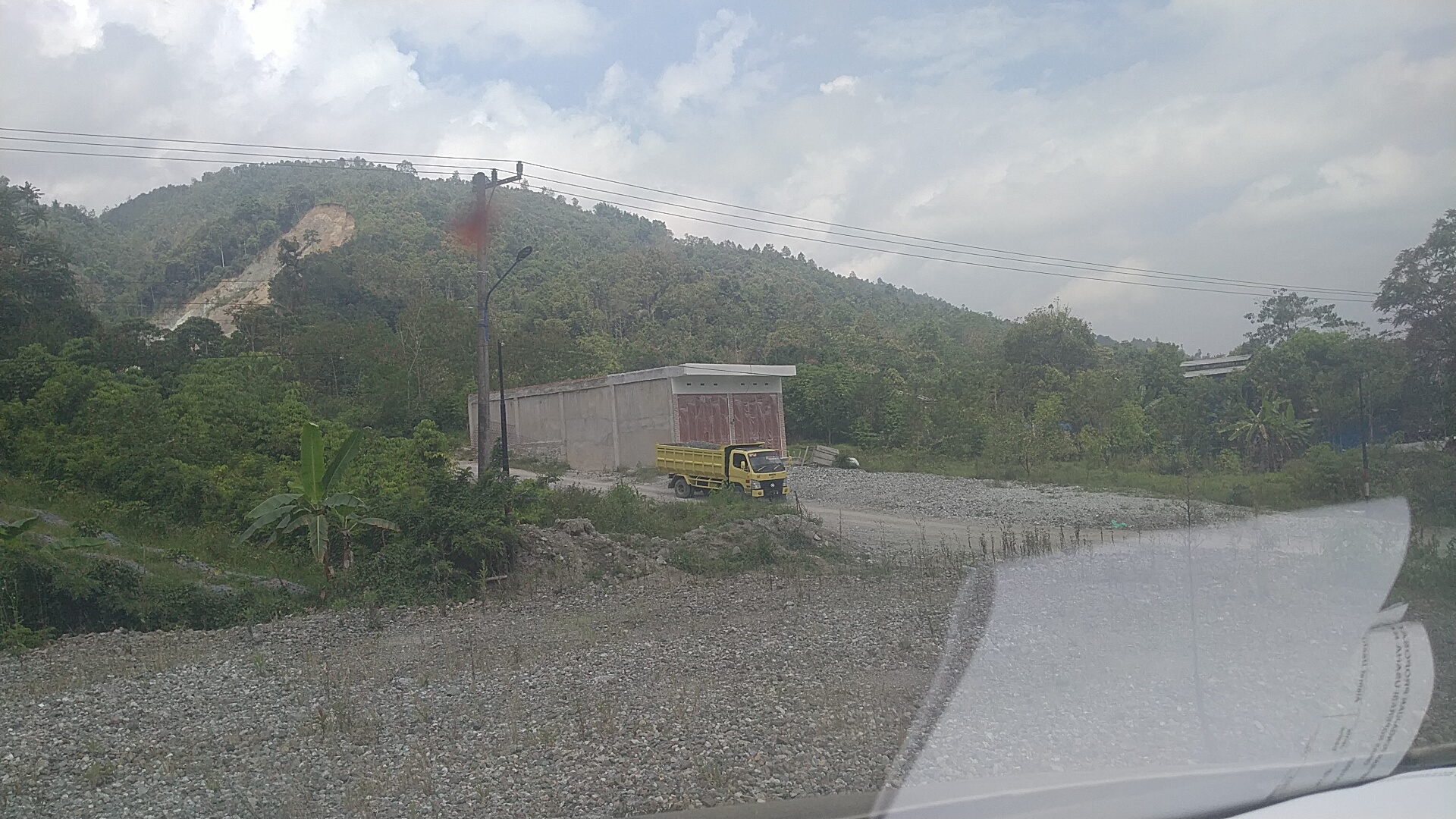 Video Penampakan Dump Truck Keluar dari Lokasi Tersangka Tambang Galian C Illegal di Siulak