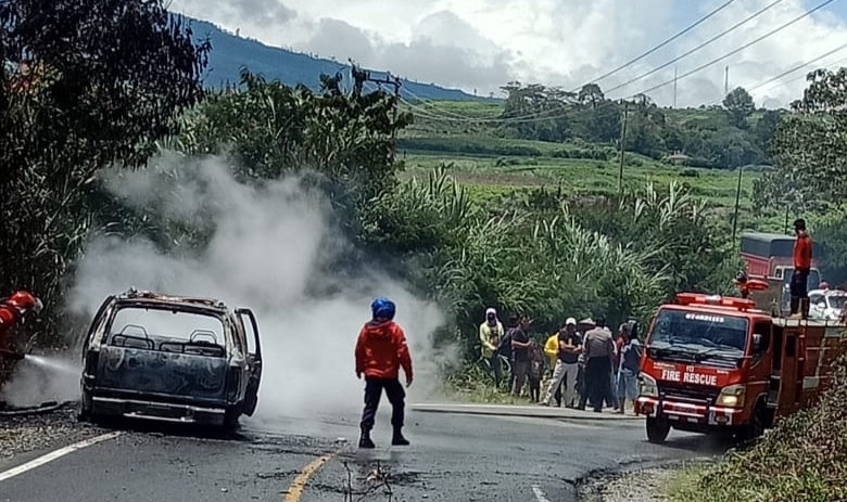 Mobil Terbakar di Jalan Kayu Aro