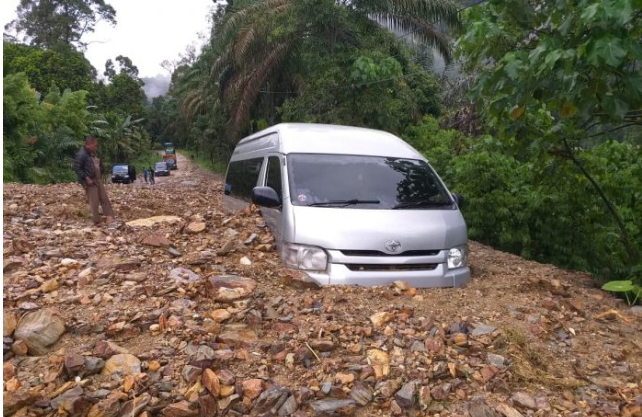 Mobil Travel Kerinci Tertimbun Longsor di Muara Emat