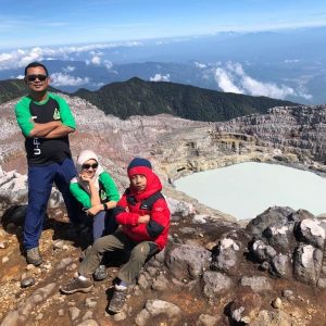 Ini Sosok Bhayangkari yang Kibarkan Bendera di Puncak Gunung Kerinci