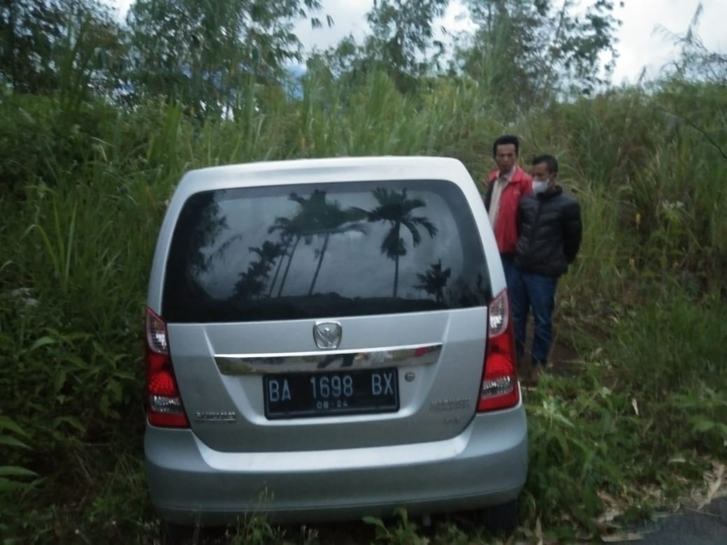 Warga Sungai Penuh Dihebohkan Penemuan Mobil Tidak Ada Pengemudi di Semak-Semak