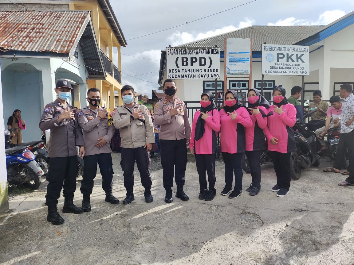 Gencar! Vaksinasi Polri di Kayu Aro, Ketua Ranting Bhayangkari Dampingi Kapolsek