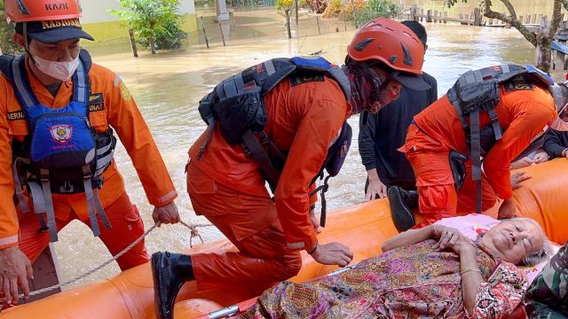 Seorang Nenek Dievakuasi Tim SAR dari Lokasi Banjir di Muara Bungo