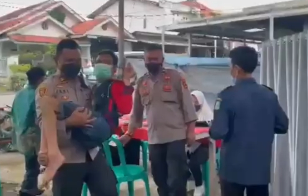 Kapolsek Kayu Aro Bantu Warga untuk Ikut Vaksin