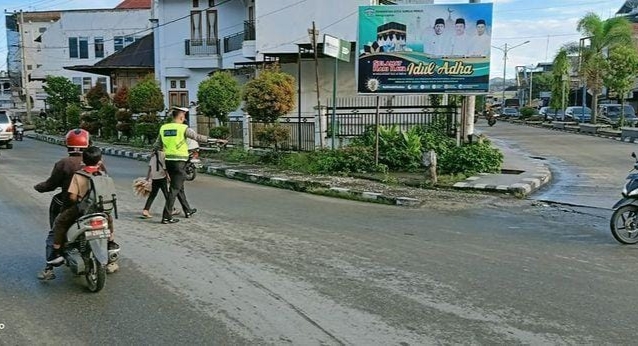 Tertangkap Kamera! Polantas Bantu Anak Kecil Penjual Kripik Menyeberangi Jalan