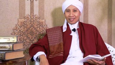 Buya Yahya: Seharusnya Dorce Gamalama Dikubur Secara Laki-laki