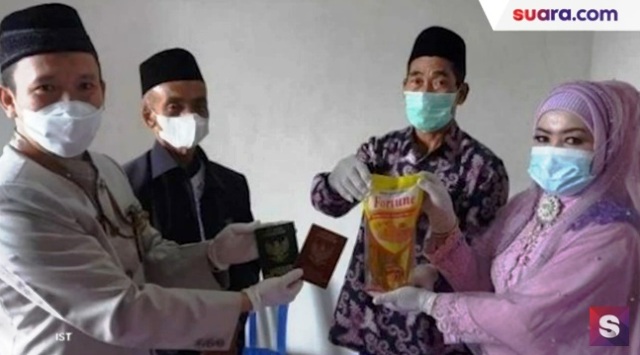 Epic! Pengantin Asal Ponorogo Nikah Dengan Maskawin 1 Liter Minyak Goreng