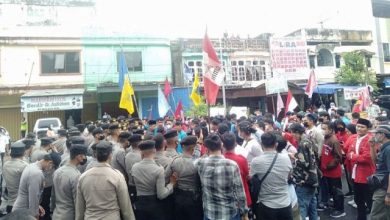 Kunjungan Presiden Jokowi di Pasar Angsoduo Diwarnai Aksi Demo Kunjungan Presiden Jokowi di Pasar Angsoduo Diwarnai Aksi Demo