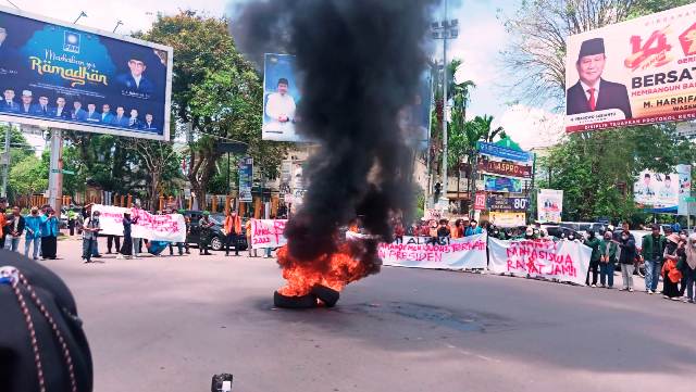 Aksi Demo Mahasiswa Jambi Tolak Wacana Presiden 3 Periode