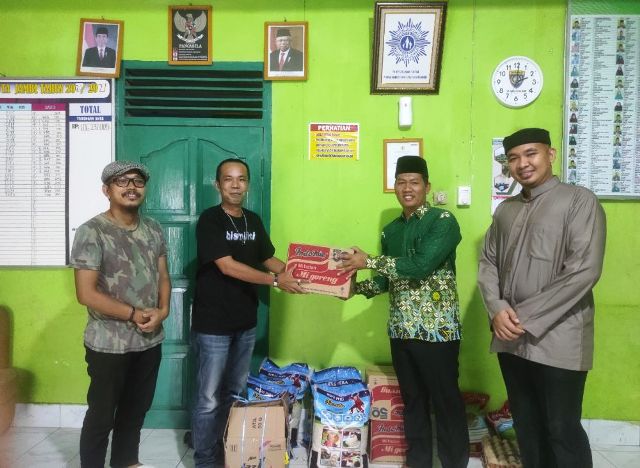 Teater Tonggak Jambi Kunjungi Panti Asuhan