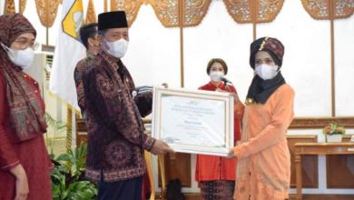 Sani Berikan Penghargaan Kartini Masa Kini Provinsi Jambi