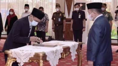 Al Haris Lantik Anggota Komisi Informasi Provinsi Jambi Periode 2022-2026