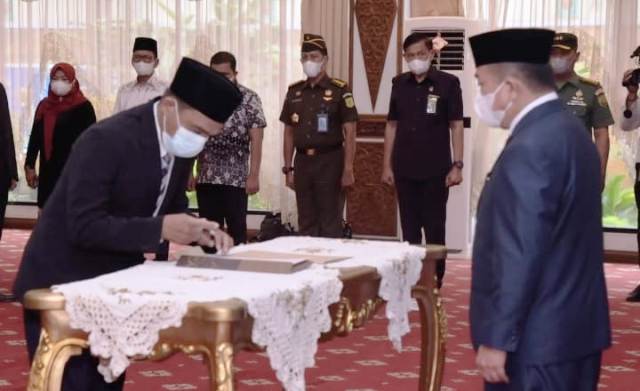 Al Haris Lantik Anggota Komisi Informasi Provinsi Jambi Periode 2022-2026