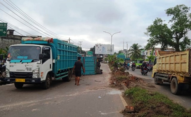 Laka Lantas Jambi, Truk Batu Bara Tabrak Taman Jalan