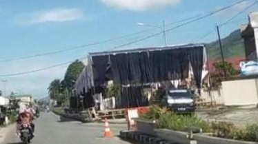 Tenda Resepsi Tutup Jalan Terlalu Lama, Pengendara Mengeluh