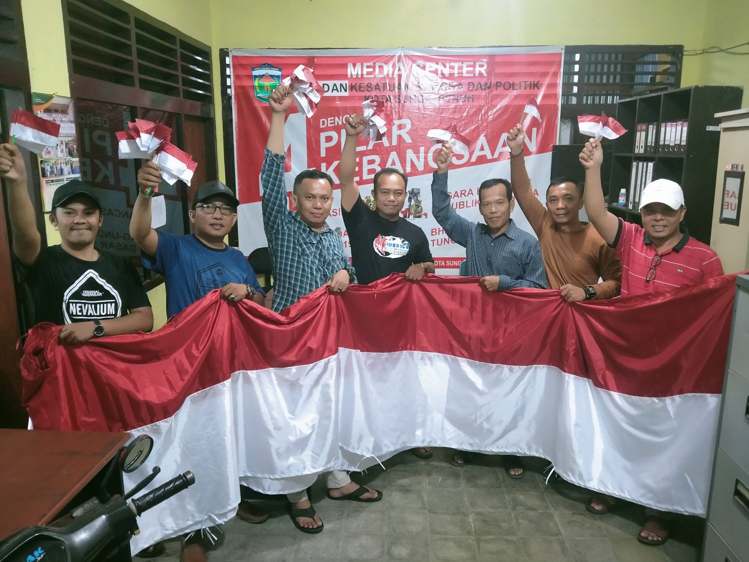 PWI Serahkan Bendera Merah Putih Sepanjang 20 Meter