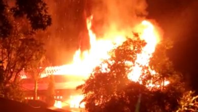Ada Bunyi Ledakan Saat Eks Kantor Bupati Kerinci Terbakar Ada Bunyi Ledakan Saat Eks Kantor Bupati Kerinci Terbakar