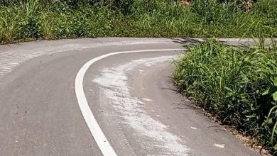 Miris! Excavator Melintasi Aspal Diduga Tanpa Menggunakan Pengaman Dan Alas Roda Rantai