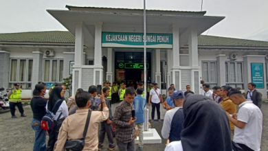 Penanganan Kasus DPRD Kerinci Tidak Transparan, Puluhan Aktivis Geruduk Kejaaksaan Penanganan Kasus DPRD Kerinci Tidak Transparan, Puluhan Aktivis Geruduk Kejaaksaan