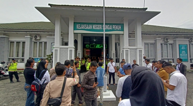 Penanganan Kasus DPRD Kerinci Tidak Transparan, Puluhan Aktivis Geruduk Kejaaksaan