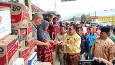 Wako Ahmadi Serahkan Bantuan Untuk Korban Kebakaran di Sungai Liuk Wako Ahmadi Serahkan Bantuan Untuk Korban Kebakaran di Sungai Liuk