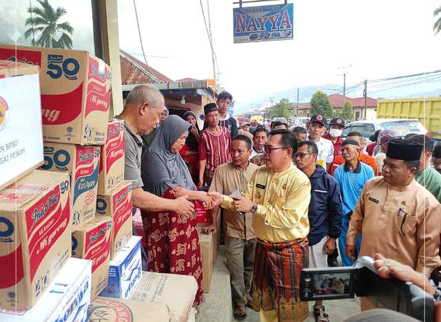 Wako Ahmadi Serahkan Bantuan Untuk Korban Kebakaran di Sungai Liuk