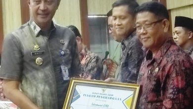 Sekwan DPRD Muaro Jambi Terima Piagam DPA 2023 Dari Bupati