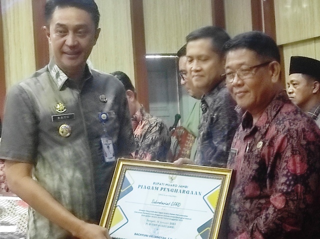 Sekwan DPRD Muaro Jambi Terima Piagam DPA 2023 Dari Bupati