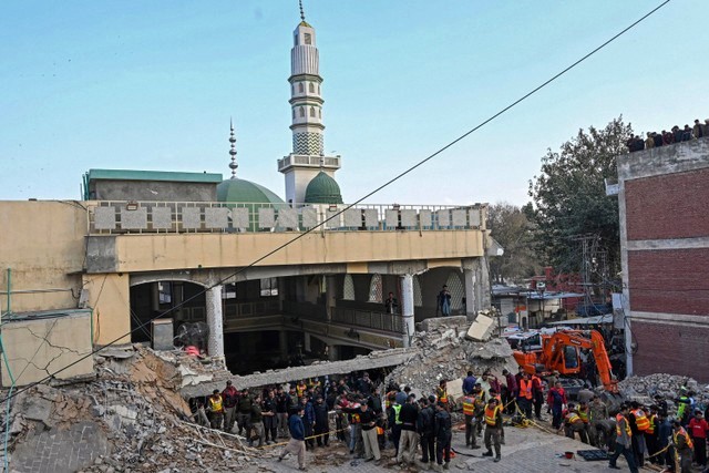 Jumlah Korban Tewas Akibat Bom Bunuh Diri di Masjid Pakistan Kini Capai 100 Orang