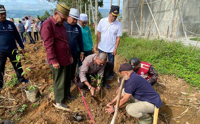 Peduli Lingkungan, Polres Kerinci Bersama G SPRO SUCI Tanam Pohon Produktif