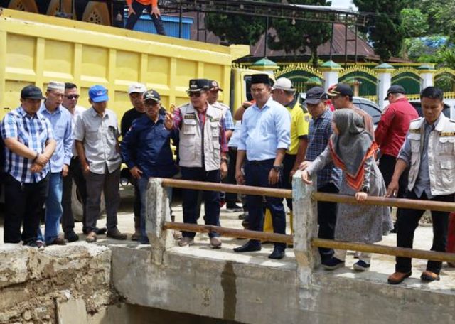 Ahmadi Zubir Tinjau Dampak Banjir Bandang Kecamatan Kumun Debai