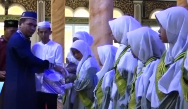 Ketua DPRD Fajran Hadiri Wisuda Iqro dan Tahfidz