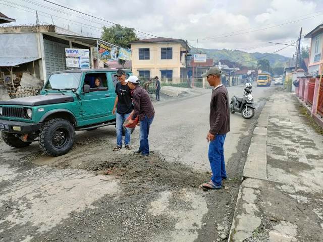 Kader PDIP Sungai Penuh Goro Timbun Jalan H. Bakri yang Berlobang